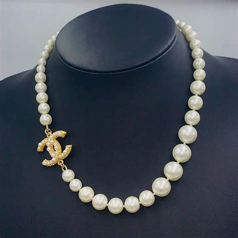 pendentif chanel vintage|Chanel pearl necklace.